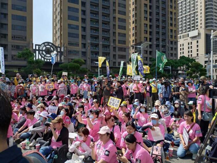 高雄市立大同醫院經營權易主引發爭議:高醫醫護集體抗議長庚接手 高雄市立大同醫院經營權易主引發爭議:高醫醫護集體抗議長庚接手