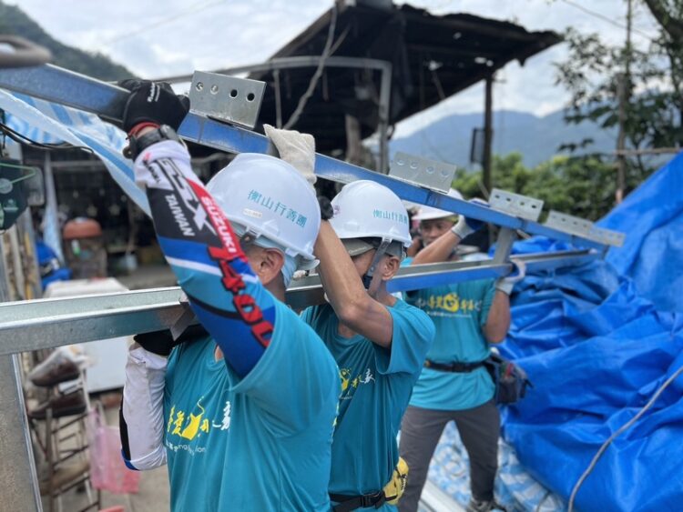 風災造成南投山區弱勢生存危機 衡山志工挺進災區修繕送物資 風災造成南投山區弱勢生存危機-衡山志工挺進災區修繕送物資
