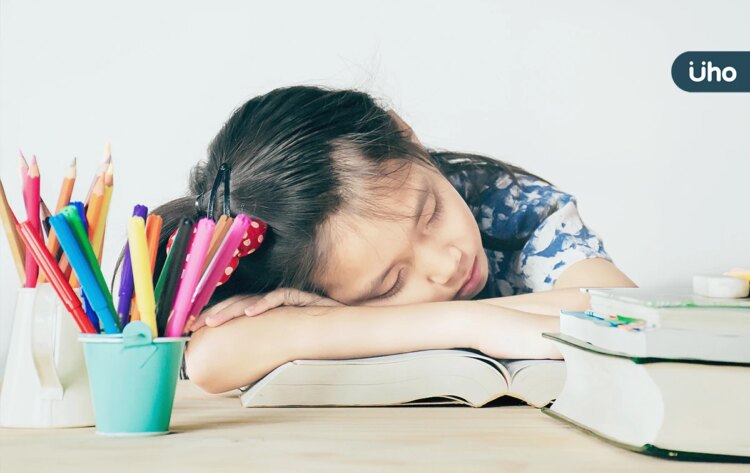 學生上課睡著⋯老師竟幫忙蓋被子!第一線教師潘如玲:陪伴勝於打罵 學生上課睡著⋯老師竟幫忙蓋被子!第一線教師潘如玲:陪伴勝於打罵