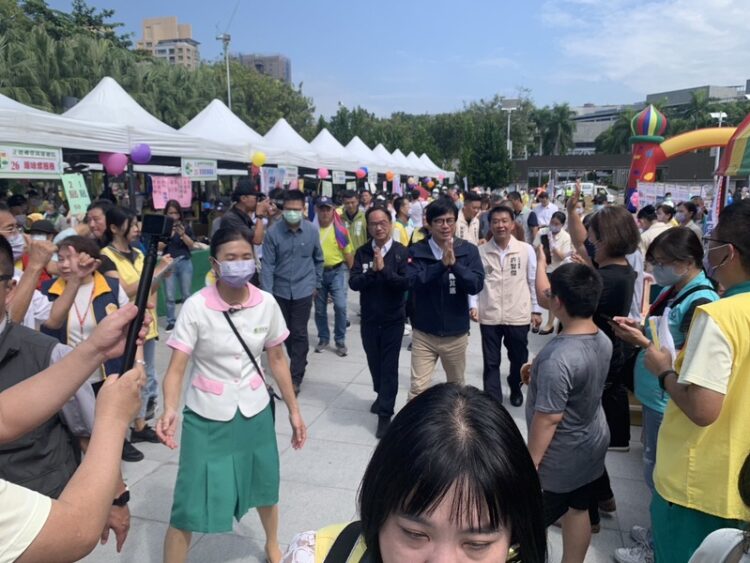 正德佛堂園遊會宣揚志業 興建弘法利生大樓上千民眾到場 陳其邁致詞響應。 正德佛堂園遊會宣揚志業-興建弘法利生大樓上千民眾到場-陳其邁致詞響應。