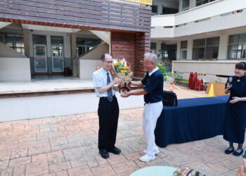 沈哲民醫師健康講座-鄭楊慶獻花感謝自鬼門關拉回一命