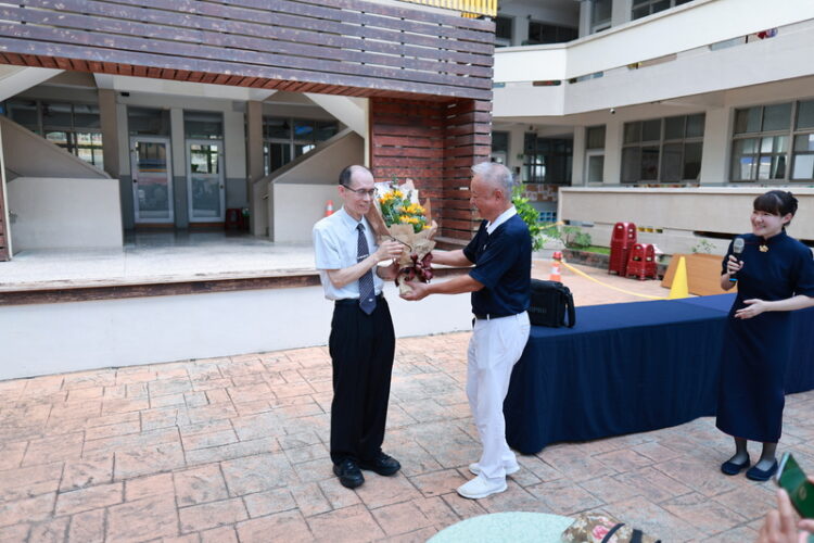 沈哲民醫師健康講座-鄭楊慶獻花感謝自鬼門關拉回一命