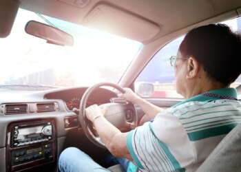 開車視線越來越模糊-運匠大哥以為老了心情差，透過白內障手術找回職業信心