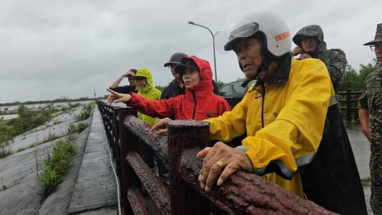 山陀兒颱風來勢洶洶 恆春半島入夜風雨增強 縣長周春米:嚴加戒備降低災損 山陀兒颱風來勢洶洶-恆春半島入夜風雨增強-縣長周春米:嚴加戒備降低災損