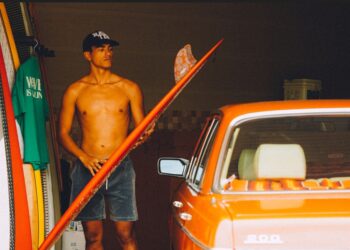 水上活動不想濕身 衝浪品牌、選品店共推防潑水復古聯名系列