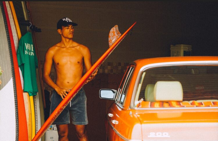 水上活動不想濕身 衝浪品牌、選品店共推防潑水復古聯名系列