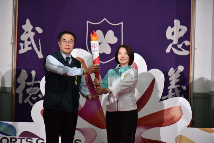 全民運動會聖火傳遞臺南 黃偉哲率選手接下聖火盼創佳績 全民運動會聖火傳遞臺南 黃偉哲率選手接下聖火盼創佳績