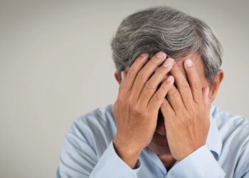 新冠感染打亂企業家退休計畫，躺半個月休養仍喘