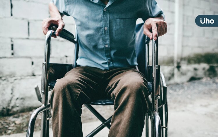 長輩坐輪椅有哪些風險?撞到頭、跌倒、頭暈⋯當心「這種輪椅」更危險 長輩坐輪椅有哪些風險?撞到頭、跌倒、頭暈⋯當心「這種輪椅」更危險