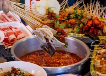 ​​​​​​​全球連鎖麻辣串串插旗台灣！原汁原味成都地道味-經典冒腦花、冒寬粉、紅糖糍粑通通吃得到