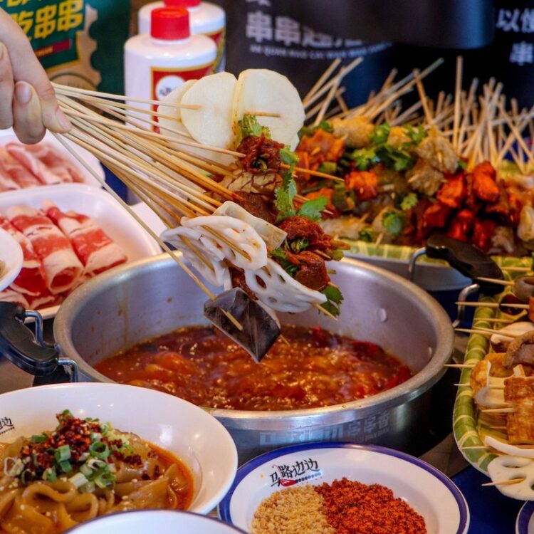​​​​​​​全球連鎖麻辣串串插旗台灣！原汁原味成都地道味-經典冒腦花、冒寬粉、紅糖糍粑通通吃得到