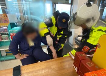 《妙齡女颱風騎車遭割傷血流不止-警霸氣一背助送醫》