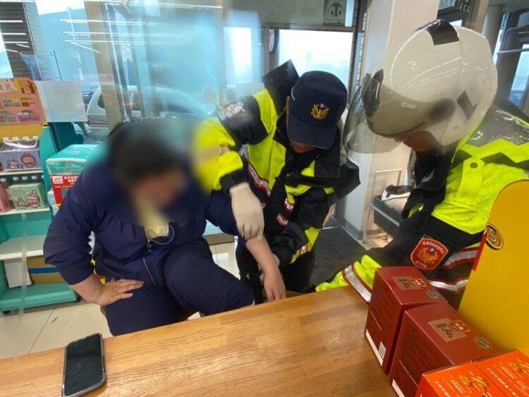 《妙齡女颱風騎車遭割傷血流不止 警霸氣一背助送醫》 《妙齡女颱風騎車遭割傷血流不止-警霸氣一背助送醫》