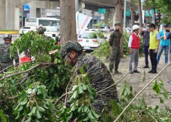 山陀兒颱風過後-國軍協助工務局全力動員恢復市容