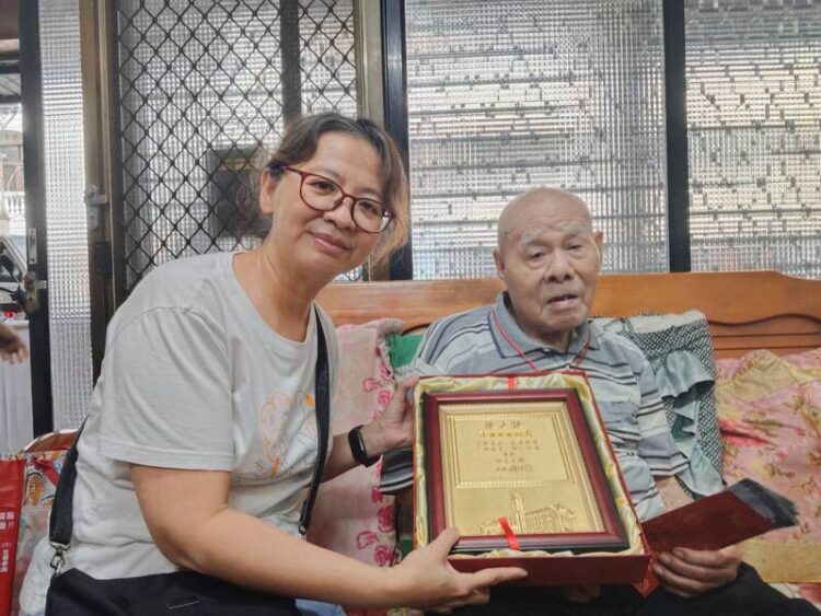 高雄市政府慶祝重陽節,祝賀百歲人瑞蔡天徒 高雄市政府慶祝重陽節,祝賀百歲人瑞蔡天徒