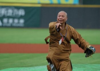 佛光山慧傳法師不傳道-卻開球-職棒史上頭一遭