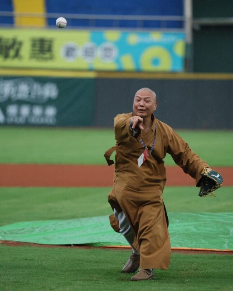 佛光山慧傳法師不傳道-卻開球-職棒史上頭一遭