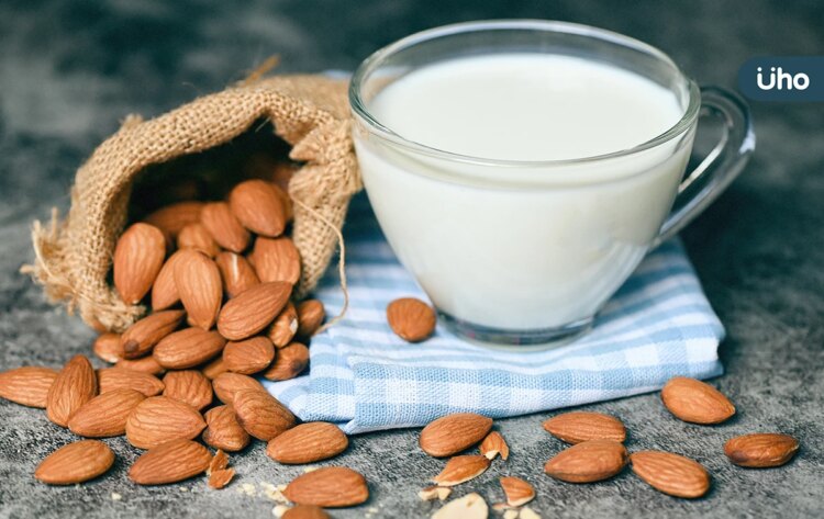 有食譜》寒露防燥潤肺怎麼吃?教你自製「養生杏仁露」冰過更香醇 有食譜》寒露防燥潤肺怎麼吃?教你自製「養生杏仁露」冰過更香醇