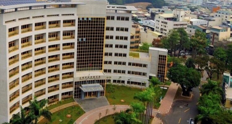 高雄市立民生醫院爆醫療糾紛,家屬抬棺抗議指控醫療疏失 高雄市立民生醫院爆醫療糾紛,家屬抬棺抗議指控醫療疏失