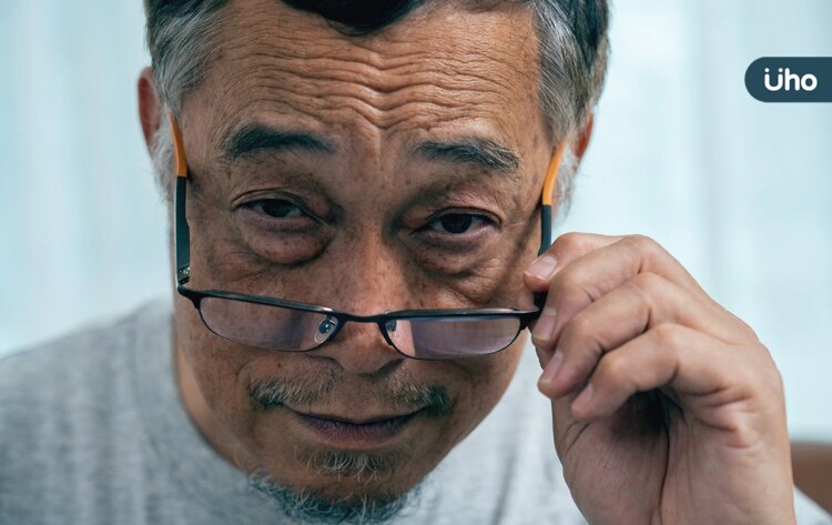 視力模糊不是用眼過度,小心眼睛老化警訊!調查揭6成4民眾恐輕忽 視力模糊不是用眼過度,小心眼睛老化警訊!調查揭6成4民眾恐輕忽