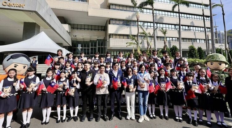 高市慶祝中華民國113年國慶升旗典禮 陳其邁:山陀兒風災高市民展現韌性與團結 高市慶祝中華民國113年國慶升旗典禮-陳其邁:山陀兒風災高市民展現韌性與團結