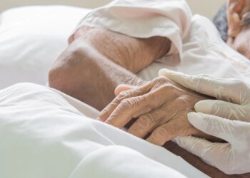 年長者新冠肺炎症狀通常非典型，發燒可能不明顯！醫提醒：嗜睡、意識不清都是警訊