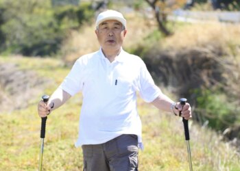 退休主管社交活躍，白內障致視力突破千度！透過個人化水晶體置換療程，丟多年厚重眼鏡優化生活