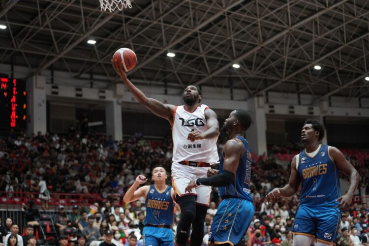 台鋼獵鷹在新主場成大戰勝富邦勇士-由衷感謝鷹援們熱身賽的大力支持