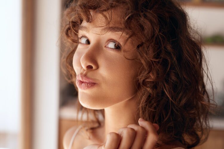 黑人女性提倡「大剪髮 」運動 呼籲捲髮妞擁抱自然髮型 黑人女性提倡「大剪髮-」運動-呼籲捲髮妞擁抱自然髮型