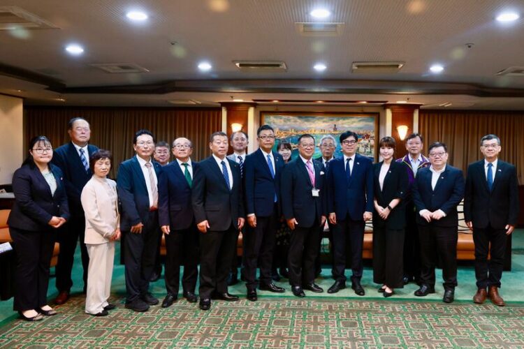 甲仙芋頭促成農產外交！日本新潟縣五泉市長訪高拜會陳其邁