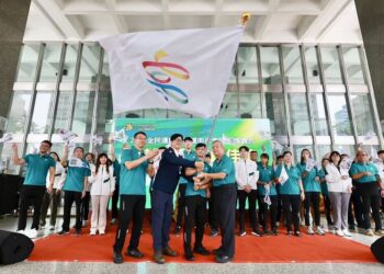 勉勵選手穿金戴銀-113年全民運動會高雄代表隊授旗-獎金加碼