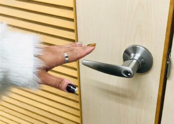 房東「開錯門」女全裸遭看光？判賠4.7萬關鍵-專家：「侵入住宅」未成立