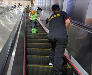 旅客在捷運電扶梯上便溺-臺北捷運公司依法裁罰並求償清潔費用