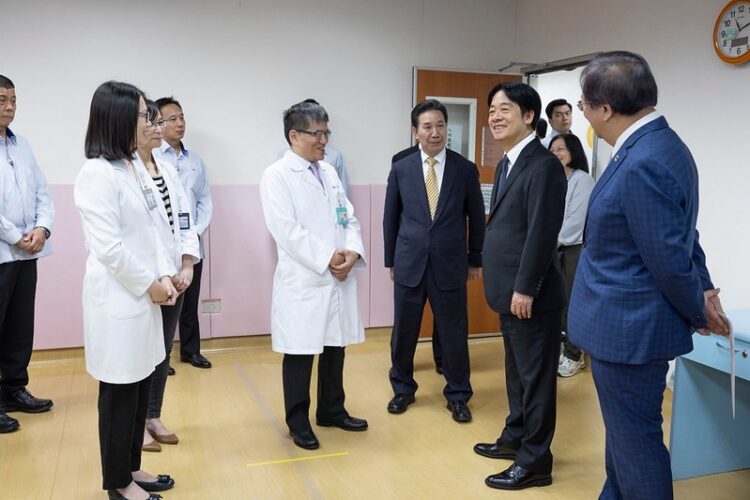 賴清德總統視察金門醫院 強調政府對偏鄉醫療的重視 賴清德總統視察金門醫院-強調政府對偏鄉醫療的重視