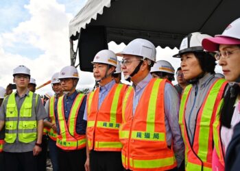 行政院長卓榮泰視察花東鐵路雙軌電氣化計畫-盼如期完成通車目標