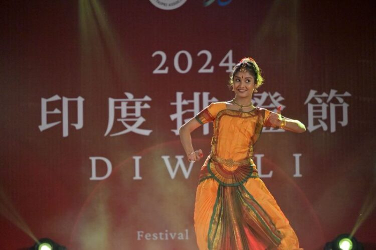 逾3萬人湧入!排燈節首移師高雄 印度美食吸排隊人潮、寶萊塢歌舞獲盛讚 逾3萬人湧入!排燈節首移師高雄-印度美食吸排隊人潮、寶萊塢歌舞獲盛讚