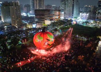 高雄萬聖節遊街派對吸引8萬人狂歡，高捷增班30分鐘疏散2萬人