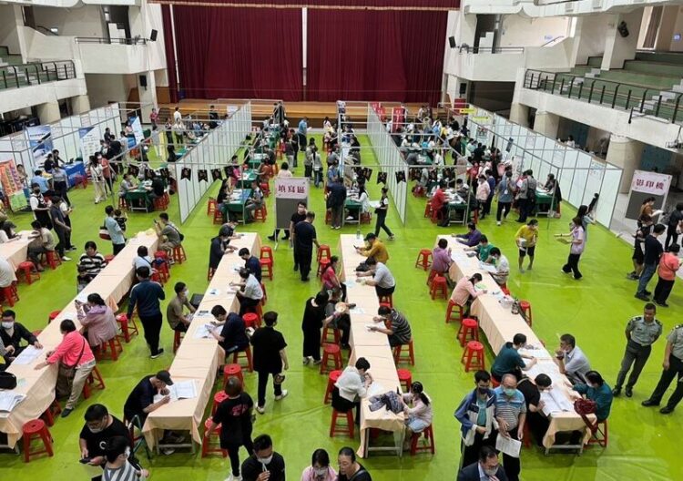 高雄徵才活動來面試就給糖-三大特色專區吸引超過500人求職