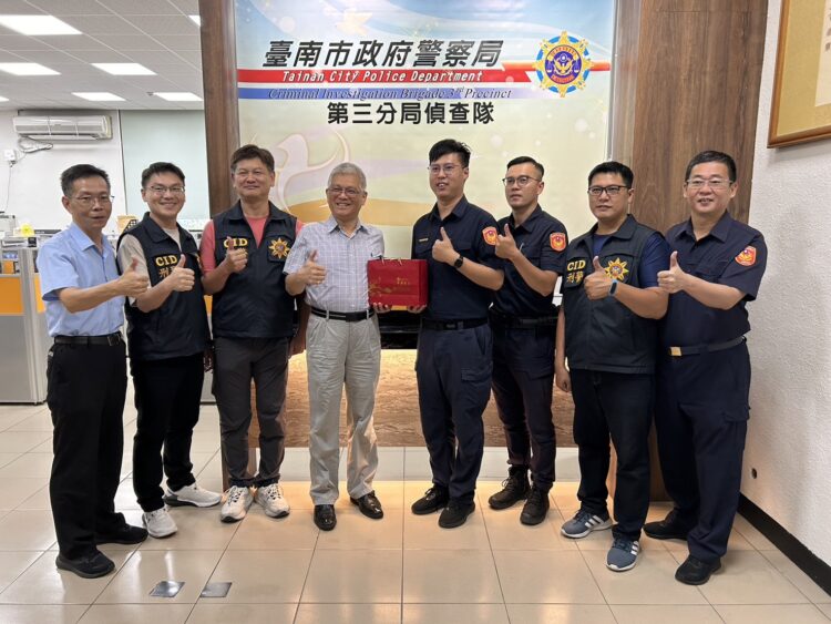 南警三分局 逮獲3名車手 保住民眾辛苦錢 警局頒破案鼓勵 南警三分局-逮獲3名車手-保住民眾辛苦錢-警局頒破案鼓勵