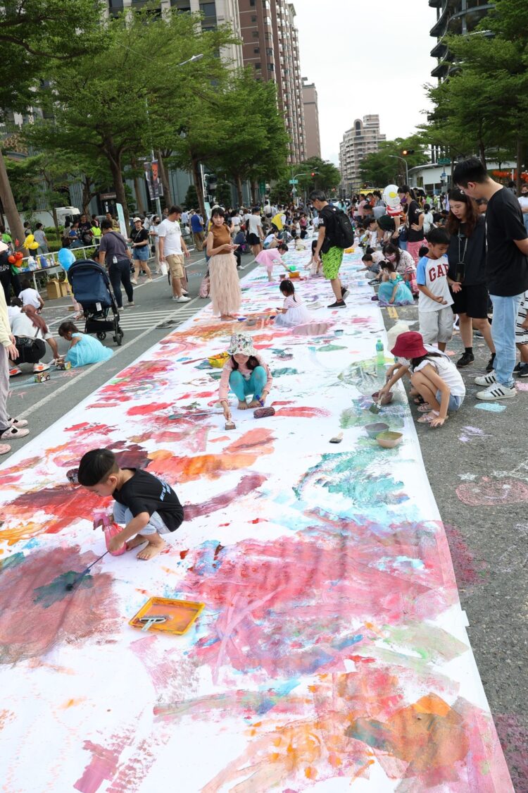 高雄萬聖節活動熱鬧非凡 小朋友創意塗鴉留下美好回憶 高雄萬聖節活動熱鬧非凡-小朋友創意塗鴉留下美好回憶