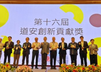 高雄區監理所「交通安全桌遊-道路生存戰」榮獲道安創新貢獻獎第1名