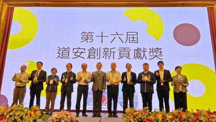 高雄區監理所「交通安全桌遊-道路生存戰」榮獲道安創新貢獻獎第1名