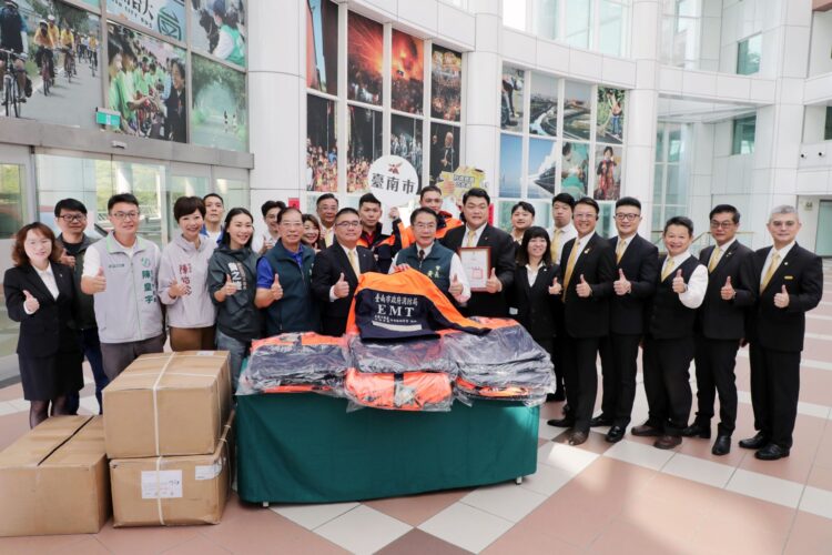 感謝永慶房產集團捐南市救護外套 挺消防人員安全 感謝永慶房產集團捐南市救護外套-挺消防人員安全