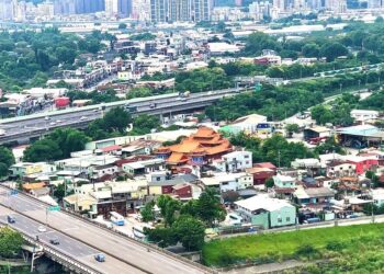 社區剛交屋「9人變小飛俠」露台戶花2萬清血漬「又墜」-網扮柯南：是這棟