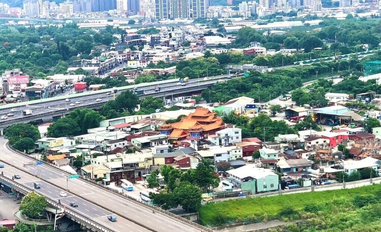 社區剛交屋「9人變小飛俠」露台戶花2萬清血漬「又墜」 網扮柯南:是這棟 社區剛交屋「9人變小飛俠」露台戶花2萬清血漬「又墜」-網扮柯南:是這棟