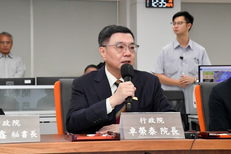 卓榮泰院長視察氣象署-關心康芮颱風動態及應變準備