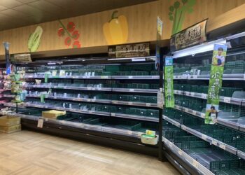 康芮颱風來襲全台宣布颱風假，民眾湧入超市賣場囤糧購物。