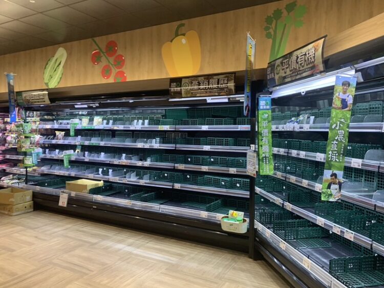 康芮颱風來襲全台宣布颱風假，民眾湧入超市賣場囤糧購物。
