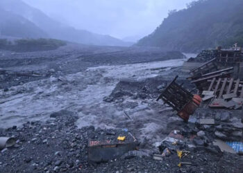 南橫公路明霸克露橋鋼便橋沖毀72公尺及河床便道沖毀1公里-道路阻斷