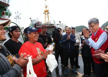 強颱「康芮」暴風圈預計晚間11時觸陸-農業部長陳駿季視察南方澳漁港